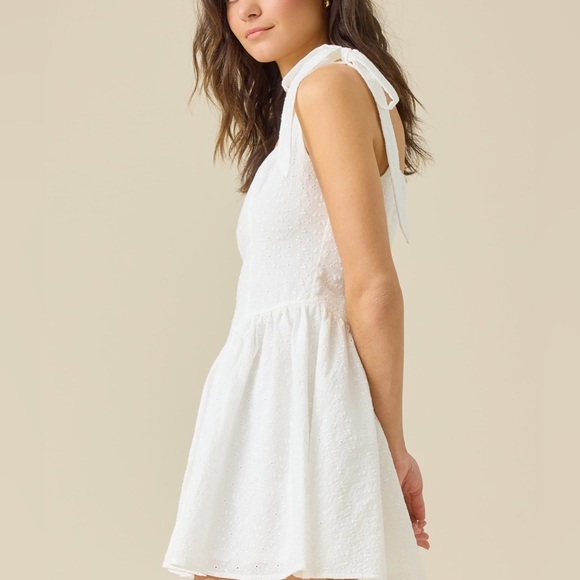 White Sleeveless Dress - Picture 2 of 2